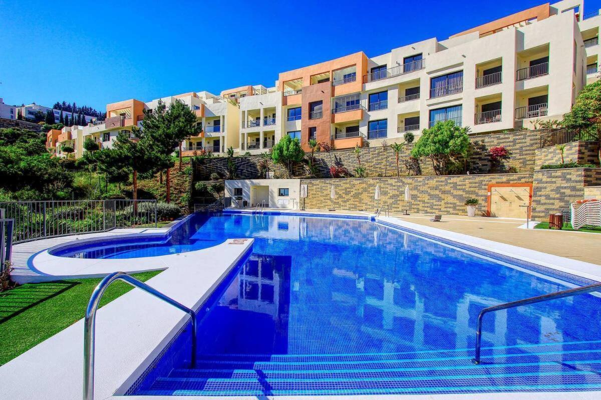 Spacious With 3 Pools & Gym Apartament *